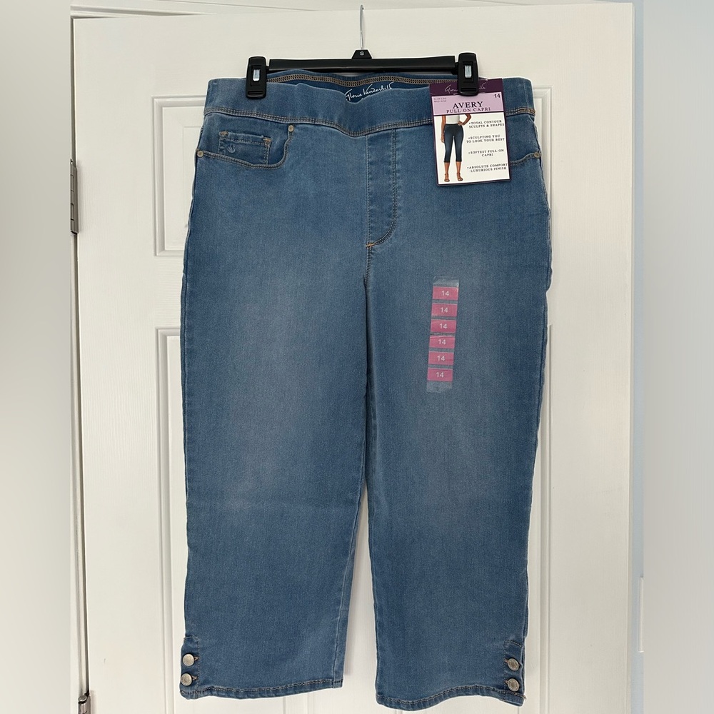 Gloria Vanderbilt Sculpting Soft Capri Pants